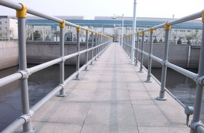 玻璃鋼河道護(hù)欄安裝之后能使用多久 河道護(hù)欄