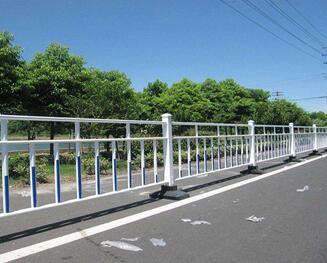 道路護(hù)欄.jpg 道路護(hù)欄.jpg